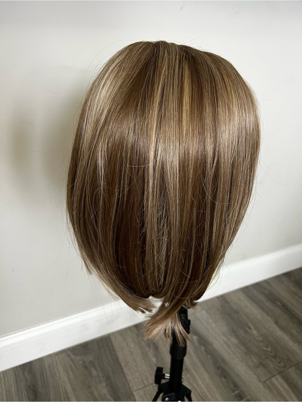 15โ Light Brown with blonde highlights Synthetic Wig - Picture 4 of 16